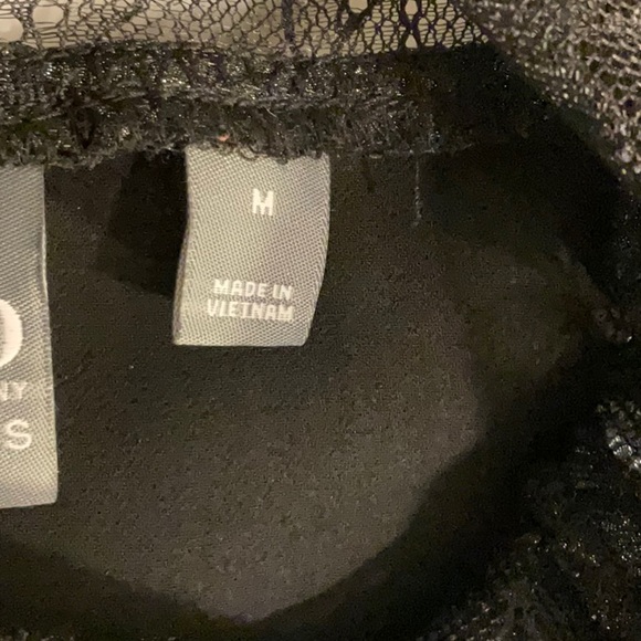 Very pretty peek a boo sleeves silvery black top by Soho New York & Co. jeans - Picture 8 of 10